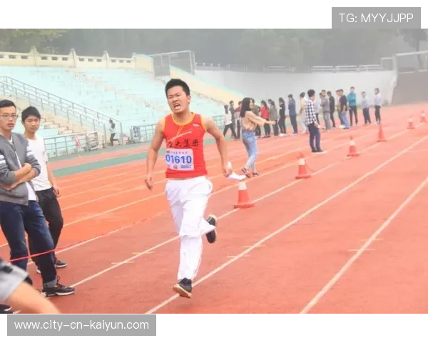 “东部新区定向越野:运动员在迷雾中寻觅胜利”