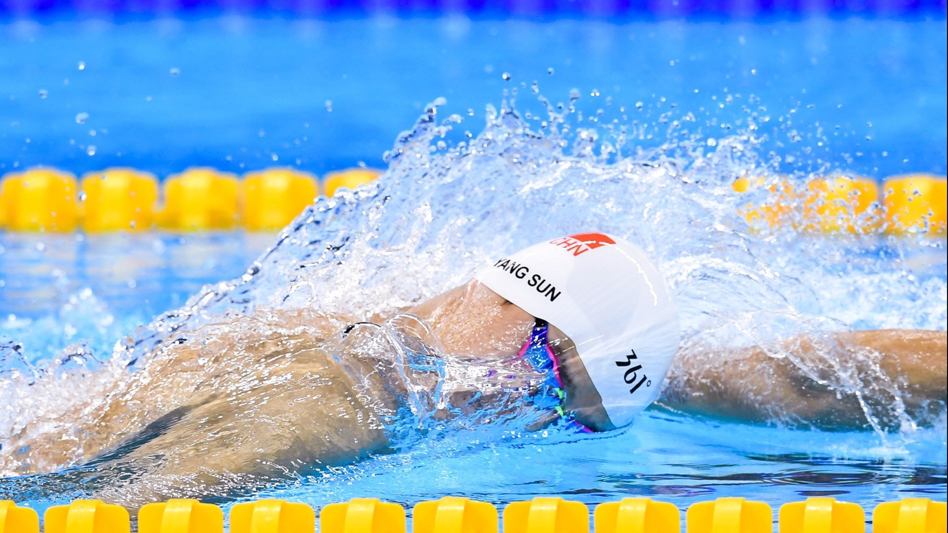 开云app-“武汉马拉松：跑者们用脚步诠释极限精神”